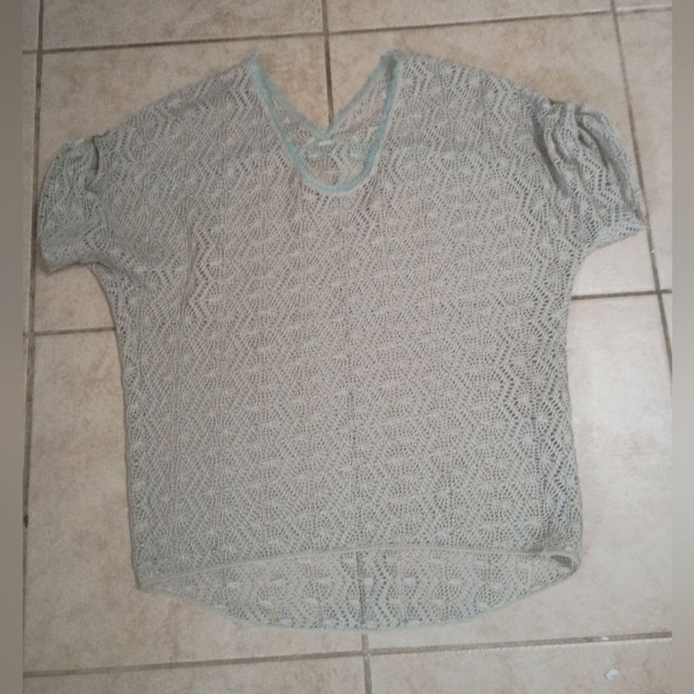 Light Gray Open-Knit Short Sleeve Tunic with Pale Blue Trim